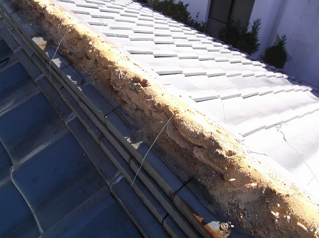 既存の棟瓦を解体